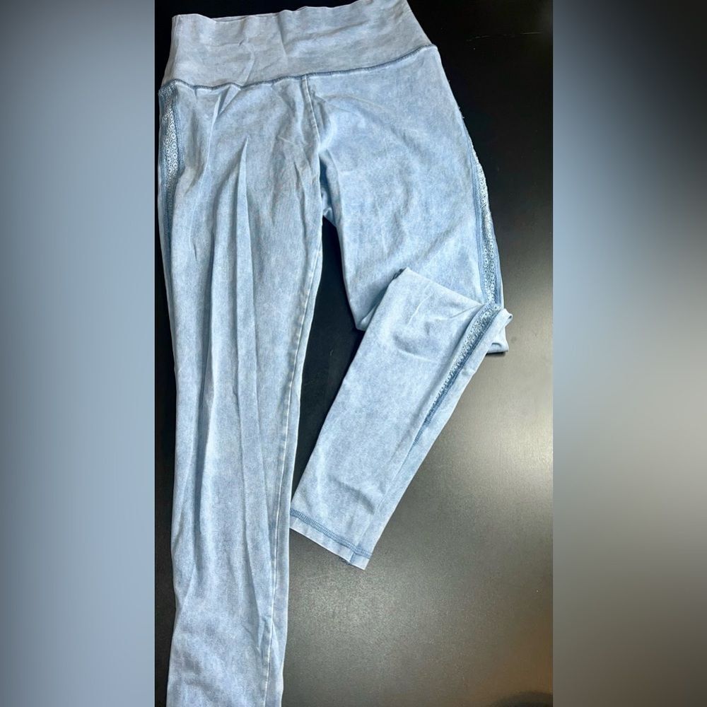 Aerie Blue Acid Wash lace-trimmed leggings Size Medium EUC